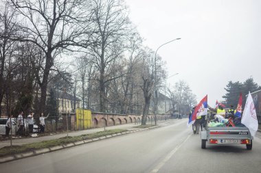Cacak, Sırbistan - 24 Şubat 2025: Cacak 'tan Nis' e öğrenci yürüyüşü. Cacak 'tan Krallık' a giden ilk yoldan dakikalar. Novi Sad 'daki 15 ölümün sorumluluğunu öğrenciler yetkililerden talep ediyor.