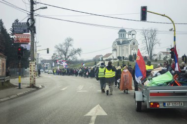 Cacak, Sırbistan - 24 Şubat 2025: Cacak 'tan Nis' e öğrenci yürüyüşü. Cacak 'tan Krallık' a giden ilk yoldan dakikalar. Novi Sad 'daki 15 ölümün sorumluluğunu öğrenciler yetkililerden talep ediyor.