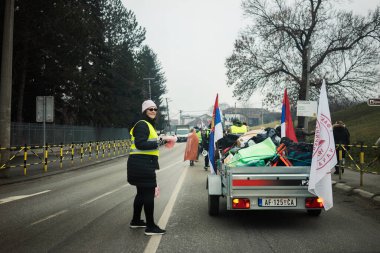 Cacak, Sırbistan - 24 Şubat 2025: Cacak 'tan Nis' e öğrenci yürüyüşü. Cacak 'tan Krallık' a giden ilk yoldan dakikalar. Novi Sad 'daki 15 ölümün sorumluluğunu öğrenciler yetkililerden talep ediyor.