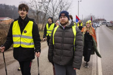 Cacak, Sırbistan - 24 Şubat 2025: Cacak 'tan Nis' e öğrenci yürüyüşü. Cacak 'tan Krallık' a giden ilk yoldan dakikalar. Novi Sad 'daki 15 ölümün sorumluluğunu öğrenciler yetkililerden talep ediyor.