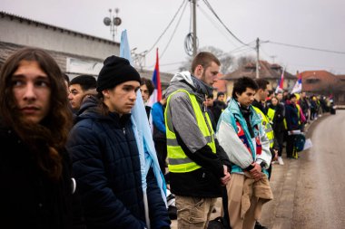 Cacak, Sırbistan - 24 Şubat 2025: Cacak 'tan Nis' e öğrenci yürüyüşü. Cacak 'tan Krallık' a giden ilk yoldan dakikalar. Novi Sad 'daki 15 ölümün sorumluluğunu öğrenciler yetkililerden talep ediyor.