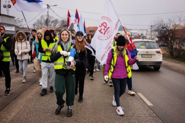 Cacak, Sırbistan - 24 Şubat 2025: Cacak 'tan Nis' e öğrenci yürüyüşü. Cacak 'tan Krallık' a giden ilk yoldan dakikalar. Novi Sad 'daki 15 ölümün sorumluluğunu öğrenciler yetkililerden talep ediyor.