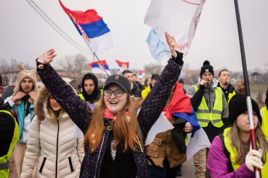Cacak, Sırbistan - 24 Şubat 2025: Cacak 'tan Nis' e öğrenci yürüyüşü. Cacak 'tan Krallık' a giden ilk yoldan dakikalar. Novi Sad 'daki 15 ölümün sorumluluğunu öğrenciler yetkililerden talep ediyor.