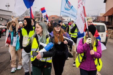 Cacak, Sırbistan - 24 Şubat 2025: Cacak 'tan Nis' e öğrenci yürüyüşü. Cacak 'tan Krallık' a giden ilk yoldan dakikalar. Novi Sad 'daki 15 ölümün sorumluluğunu öğrenciler yetkililerden talep ediyor.