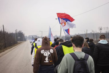 Cacak, Sırbistan - 24 Şubat 2025: Cacak 'tan Nis' e öğrenci yürüyüşü. Cacak 'tan Krallık' a giden ilk yoldan dakikalar. Novi Sad 'daki 15 ölümün sorumluluğunu öğrenciler yetkililerden talep ediyor.