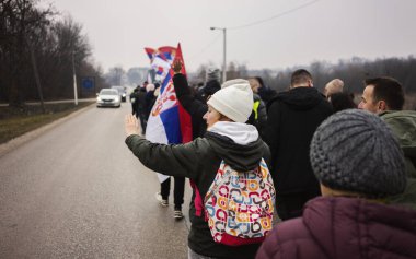 Cacak, Sırbistan - 24 Şubat 2025: Cacak 'tan Nis' e öğrenci yürüyüşü. Cacak 'tan Krallık' a giden ilk yoldan dakikalar. Novi Sad 'daki 15 ölümün sorumluluğunu öğrenciler yetkililerden talep ediyor.