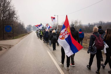 Cacak, Sırbistan - 24 Şubat 2025: Cacak 'tan Nis' e öğrenci yürüyüşü. Cacak 'tan Krallık' a giden ilk yoldan dakikalar. Novi Sad 'daki 15 ölümün sorumluluğunu öğrenciler yetkililerden talep ediyor.