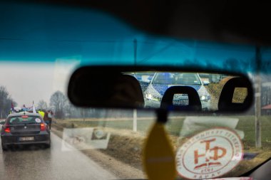 Cacak, Sırbistan - 24 Şubat 2025: Cacak 'tan Nis' e öğrenci yürüyüşü. Cacak 'tan Krallık' a giden ilk yoldan dakikalar. Novi Sad 'daki 15 ölümün sorumluluğunu öğrenciler yetkililerden talep ediyor.