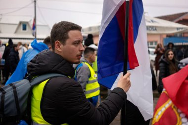 Cacak, Sırbistan - 24 Şubat 2025: Cacak 'tan Nis' e öğrenci yürüyüşü. Cacak 'tan Krallık' a giden ilk yoldan dakikalar. Novi Sad 'daki 15 ölümün sorumluluğunu öğrenciler yetkililerden talep ediyor.