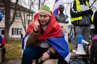 Cacak, Sırbistan - 24 Şubat 2025: Cacak 'tan Nis' e öğrenci yürüyüşü. Cacak 'tan Krallık' a giden ilk yoldan dakikalar. Novi Sad 'daki 15 ölümün sorumluluğunu öğrenciler yetkililerden talep ediyor.