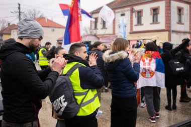 Cacak, Sırbistan - 24 Şubat 2025: Cacak 'tan Nis' e öğrenci yürüyüşü. Cacak 'tan Krallık' a giden ilk yoldan dakikalar. Novi Sad 'daki 15 ölümün sorumluluğunu öğrenciler yetkililerden talep ediyor.