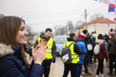 Cacak, Sırbistan - 24 Şubat 2025: Cacak 'tan Nis' e öğrenci yürüyüşü. Cacak 'tan Krallık' a giden ilk yoldan dakikalar. Novi Sad 'daki 15 ölümün sorumluluğunu öğrenciler yetkililerden talep ediyor.