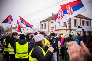 Cacak, Sırbistan - 24 Şubat 2025: Cacak 'tan Nis' e öğrenci yürüyüşü. Cacak 'tan Krallık' a giden ilk yoldan dakikalar. Novi Sad 'daki 15 ölümün sorumluluğunu öğrenciler yetkililerden talep ediyor.