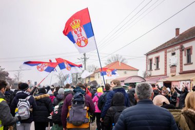 Cacak, Sırbistan - 24 Şubat 2025: Cacak 'tan Nis' e öğrenci yürüyüşü. Cacak 'tan Krallık' a giden ilk yoldan dakikalar. Novi Sad 'daki 15 ölümün sorumluluğunu öğrenciler yetkililerden talep ediyor.