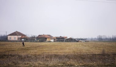 Cacak, Sırbistan - 24 Şubat 2025: Orta Sırbistan 'da karsız bir kış döneminde kırsal bir ev.