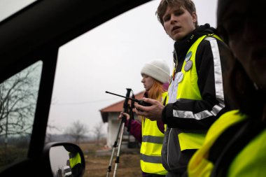 Cacak, Sırbistan - 24 Şubat 2025: Cacak 'tan Nis' e öğrenci yürüyüşü. Cacak 'tan Krallık' a giden ilk yoldan dakikalar. Novi Sad 'daki 15 ölümün sorumluluğunu öğrenciler yetkililerden talep ediyor.