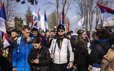 Krallık, Sırbistan - 25 Şubat 2025: Cacak 'tan Nis' e öğrenci yürüyüşü. Krallıktan Trstenik 'e giden ikinci yoldan dakikalar. Novi Sad 'daki 15 ölümün sorumluluğunu öğrenciler yetkililerden talep ediyor.