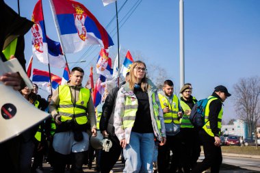 Krallık, Sırbistan - 25 Şubat 2025: Cacak 'tan Nis' e öğrenci yürüyüşü. Krallıktan Trstenik 'e giden ikinci yoldan dakikalar. Novi Sad 'daki 15 ölümün sorumluluğunu öğrenciler yetkililerden talep ediyor.
