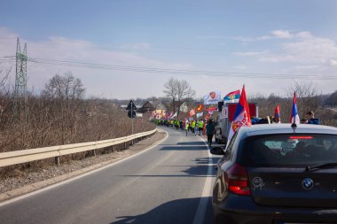 Krallık, Sırbistan - 25 Şubat 2025: Cacak 'tan Nis' e öğrenci yürüyüşü. Krallıktan Trstenik 'e giden ikinci yoldan dakikalar. Novi Sad 'daki 15 ölümün sorumluluğunu öğrenciler yetkililerden talep ediyor.