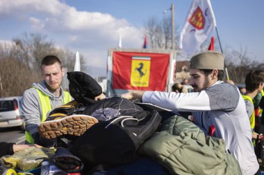 Krallık, Sırbistan - 25 Şubat 2025: Cacak 'tan Nis' e öğrenci yürüyüşü. Krallıktan Trstenik 'e giden ikinci yoldan dakikalar. Novi Sad 'daki 15 ölümün sorumluluğunu öğrenciler yetkililerden talep ediyor.