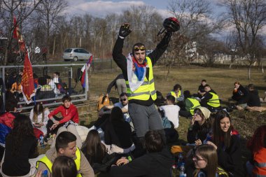 Krallık, Sırbistan - 25 Şubat 2025: Cacak 'tan Nis' e öğrenci yürüyüşü. Krallıktan Trstenik 'e giden ikinci yoldan dakikalar. Novi Sad 'daki 15 ölümün sorumluluğunu öğrenciler yetkililerden talep ediyor.