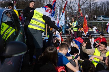 Krallık, Sırbistan - 25 Şubat 2025: Cacak 'tan Nis' e öğrenci yürüyüşü. Krallıktan Trstenik 'e giden ikinci yoldan dakikalar. Novi Sad 'daki 15 ölümün sorumluluğunu öğrenciler yetkililerden talep ediyor.