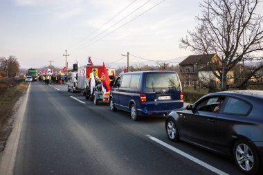 Krallık, Sırbistan - 25 Şubat 2025: Cacak 'tan Nis' e öğrenci yürüyüşü. Krallıktan Trstenik 'e giden ikinci yoldan dakikalar. Novi Sad 'daki 15 ölümün sorumluluğunu öğrenciler yetkililerden talep ediyor.