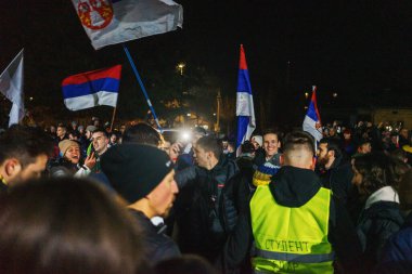 Krallık, Sırbistan - 25 Şubat 2025: Cacak 'tan Nis' e öğrenci yürüyüşü. Krallıktan Trstenik 'e giden ikinci yoldan dakikalar. Novi Sad 'daki 15 ölümün sorumluluğunu öğrenciler yetkililerden talep ediyor.