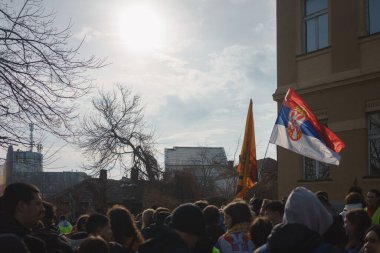 Krusevac, Sırbistan - 27 Şubat 2025: Cacak 'tan Nis' e öğrenci yürüyüşü. Krusevac 'tan Aleksinac' a giden Cetvrta rotasından anlar. Novi Sad 'daki 15 ölümün sorumluluğunu öğrenciler yetkililerden talep ediyor.