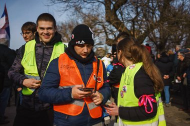 Krusevac, Sırbistan - 27 Şubat 2025: Cacak 'tan Nis' e öğrenci yürüyüşü. Krusevac 'tan Aleksinac' a giden Cetvrta rotasından anlar. Novi Sad 'daki 15 ölümün sorumluluğunu öğrenciler yetkililerden talep ediyor.