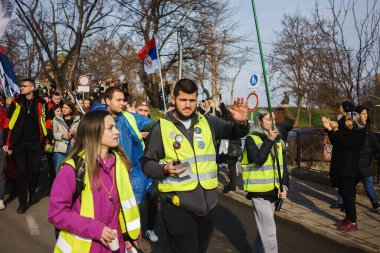 Krusevac, Sırbistan - 27 Şubat 2025: Cacak 'tan Nis' e öğrenci yürüyüşü. Krusevac 'tan Aleksinac' a giden Cetvrta rotasından anlar. Novi Sad 'daki 15 ölümün sorumluluğunu öğrenciler yetkililerden talep ediyor.