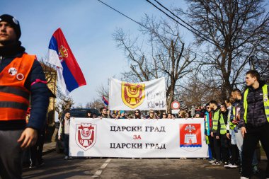Krusevac, Sırbistan - 27 Şubat 2025: Cacak 'tan Nis' e öğrenci yürüyüşü. Krusevac 'tan Aleksinac' a giden Cetvrta rotasından anlar. Novi Sad 'daki 15 ölümün sorumluluğunu öğrenciler yetkililerden talep ediyor.