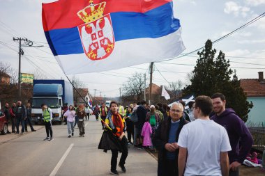 Krusevac, Sırbistan - 27 Şubat 2025: Cacak 'tan Nis' e öğrenci yürüyüşü. Krusevac 'tan Aleksinac' a giden Cetvrta rotasından anlar. Novi Sad 'daki 15 ölümün sorumluluğunu öğrenciler yetkililerden talep ediyor.
