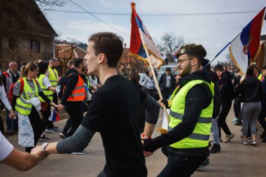 Krusevac, Sırbistan - 27 Şubat 2025: Cacak 'tan Nis' e öğrenci yürüyüşü. Krusevac 'tan Aleksinac' a giden Cetvrta rotasından anlar. Novi Sad 'daki 15 ölümün sorumluluğunu öğrenciler yetkililerden talep ediyor.