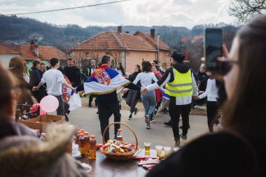 Krusevac, Sırbistan - 27 Şubat 2025: Cacak 'tan Nis' e öğrenci yürüyüşü. Krusevac 'tan Aleksinac' a giden Cetvrta rotasından anlar. Novi Sad 'daki 15 ölümün sorumluluğunu öğrenciler yetkililerden talep ediyor.