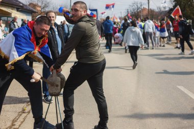 Krusevac, Sırbistan - 27 Şubat 2025: Cacak 'tan Nis' e öğrenci yürüyüşü. Krusevac 'tan Aleksinac' a giden Cetvrta rotasından anlar. Novi Sad 'daki 15 ölümün sorumluluğunu öğrenciler yetkililerden talep ediyor.