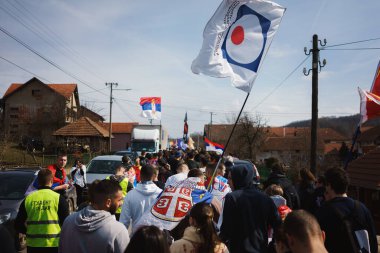 Krusevac, Sırbistan - 27 Şubat 2025: Cacak 'tan Nis' e öğrenci yürüyüşü. Krusevac 'tan Aleksinac' a giden Cetvrta rotasından anlar. Novi Sad 'daki 15 ölümün sorumluluğunu öğrenciler yetkililerden talep ediyor.