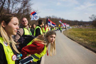 Krusevac, Sırbistan - 27 Şubat 2025: Cacak 'tan Nis' e öğrenci yürüyüşü. Krusevac 'tan Aleksinac' a giden Cetvrta rotasından anlar. Novi Sad 'daki 15 ölümün sorumluluğunu öğrenciler yetkililerden talep ediyor.