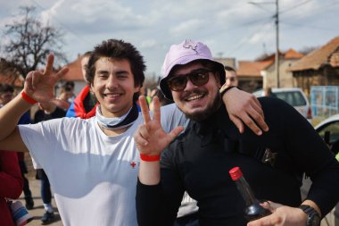 Krusevac, Sırbistan - 27 Şubat 2025: Cacak 'tan Nis' e öğrenci yürüyüşü. Krusevac 'tan Aleksinac' a giden Cetvrta rotasından anlar. Novi Sad 'daki 15 ölümün sorumluluğunu öğrenciler yetkililerden talep ediyor.