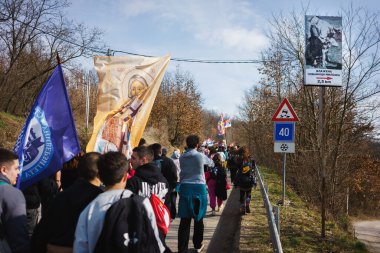 Krusevac, Sırbistan - 27 Şubat 2025: Cacak 'tan Nis' e öğrenci yürüyüşü. Krusevac 'tan Aleksinac' a giden Cetvrta rotasından anlar. Novi Sad 'daki 15 ölümün sorumluluğunu öğrenciler yetkililerden talep ediyor.