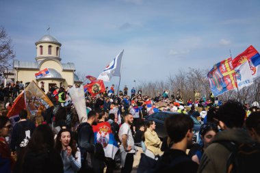 Krusevac, Sırbistan - 27 Şubat 2025: Cacak 'tan Nis' e öğrenci yürüyüşü. Krusevac 'tan Aleksinac' a giden Cetvrta rotasından anlar. Novi Sad 'daki 15 ölümün sorumluluğunu öğrenciler yetkililerden talep ediyor.