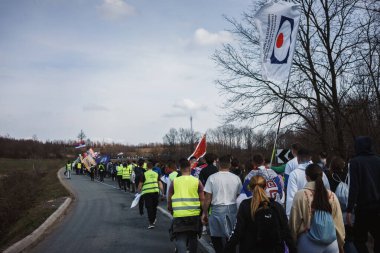 Krusevac, Sırbistan - 27 Şubat 2025: Cacak 'tan Nis' e öğrenci yürüyüşü. Krusevac 'tan Aleksinac' a giden Cetvrta rotasından anlar. Novi Sad 'daki 15 ölümün sorumluluğunu öğrenciler yetkililerden talep ediyor.