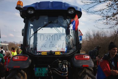 Krusevac, Sırbistan - 27 Şubat 2025: Cacak 'tan Nis' e öğrenci yürüyüşü. Krusevac 'tan Aleksinac' a giden Cetvrta rotasından anlar. Novi Sad 'daki 15 ölümün sorumluluğunu öğrenciler yetkililerden talep ediyor.