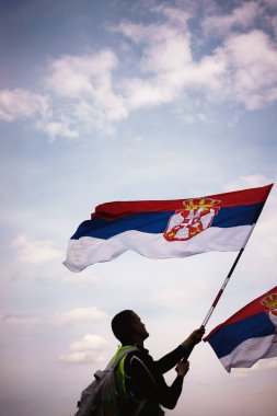 Krusevac, Sırbistan - 27 Şubat 2025: Cacak 'tan Nis' e öğrenci yürüyüşü. Krusevac 'tan Aleksinac' a giden Cetvrta rotasından anlar. Novi Sad 'daki 15 ölümün sorumluluğunu öğrenciler yetkililerden talep ediyor.