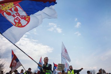 Krusevac, Sırbistan - 27 Şubat 2025: Cacak 'tan Nis' e öğrenci yürüyüşü. Krusevac 'tan Aleksinac' a giden Cetvrta rotasından anlar. Novi Sad 'daki 15 ölümün sorumluluğunu öğrenciler yetkililerden talep ediyor.