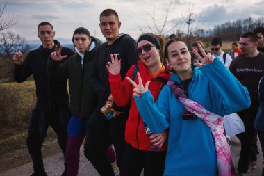 Krusevac, Sırbistan - 27 Şubat 2025: Cacak 'tan Nis' e öğrenci yürüyüşü. Krusevac 'tan Aleksinac' a giden Cetvrta rotasından anlar. Novi Sad 'daki 15 ölümün sorumluluğunu öğrenciler yetkililerden talep ediyor.