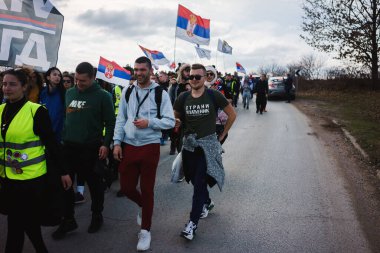 Krusevac, Sırbistan - 27 Şubat 2025: Cacak 'tan Nis' e öğrenci yürüyüşü. Krusevac 'tan Aleksinac' a giden Cetvrta rotasından anlar. Novi Sad 'daki 15 ölümün sorumluluğunu öğrenciler yetkililerden talep ediyor.