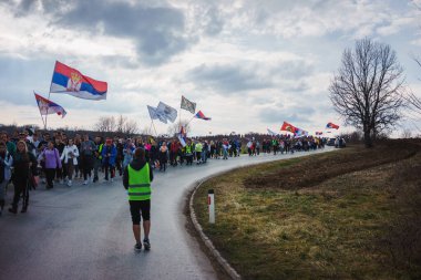 Krusevac, Sırbistan - 27 Şubat 2025: Cacak 'tan Nis' e öğrenci yürüyüşü. Krusevac 'tan Aleksinac' a giden Cetvrta rotasından anlar. Novi Sad 'daki 15 ölümün sorumluluğunu öğrenciler yetkililerden talep ediyor.