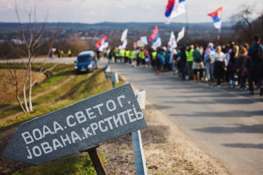 Krusevac, Sırbistan - 27 Şubat 2025: Cacak 'tan Nis' e öğrenci yürüyüşü. Krusevac 'tan Aleksinac' a giden Cetvrta rotasından anlar. Novi Sad 'daki 15 ölümün sorumluluğunu öğrenciler yetkililerden talep ediyor.