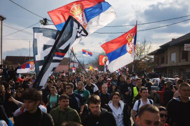 Krusevac, Sırbistan - 27 Şubat 2025: Cacak 'tan Nis' e öğrenci yürüyüşü. Krusevac 'tan Aleksinac' a giden Cetvrta rotasından anlar. Novi Sad 'daki 15 ölümün sorumluluğunu öğrenciler yetkililerden talep ediyor.
